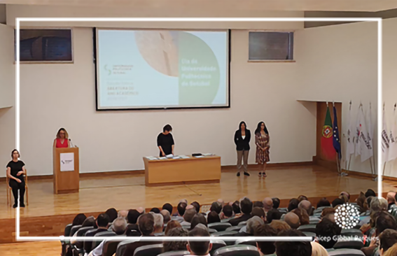 Joana Neto, da Direção de Negócio da aicep Global Parques, e a Reitora Ângela Lemos entregam Bolsas de Mérito a estudantes da Universidade Politécnica de Setúbal.